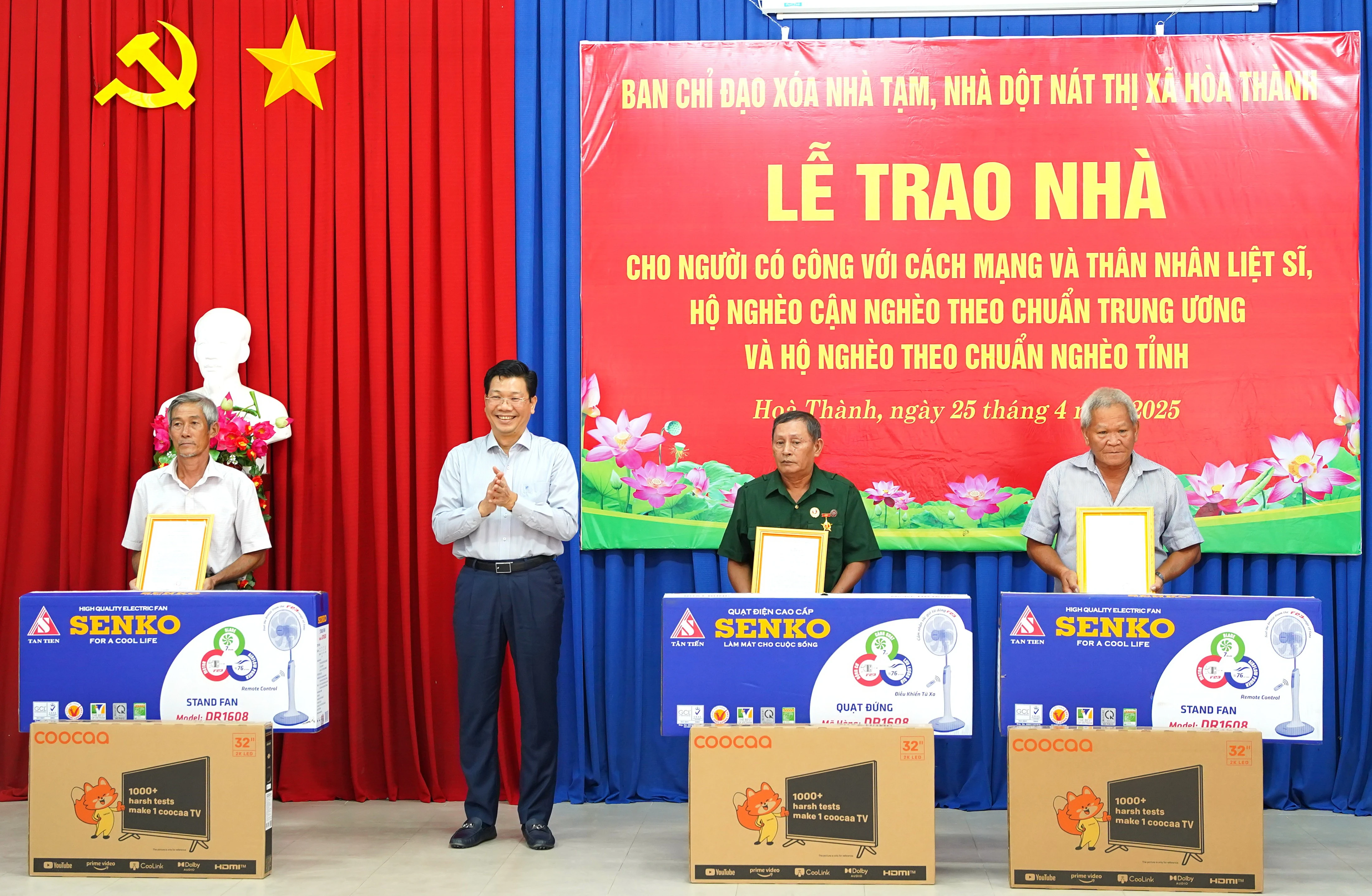 Bí thư Tỉnh uỷ, Chủ tịch HÐND tỉnh Nguyễn Mạnh Hùng tặng quà cho các hộ gia đình chính sách được xây dựng nhà tình nghĩa trên địa bàn thị xã Hoà Thành.