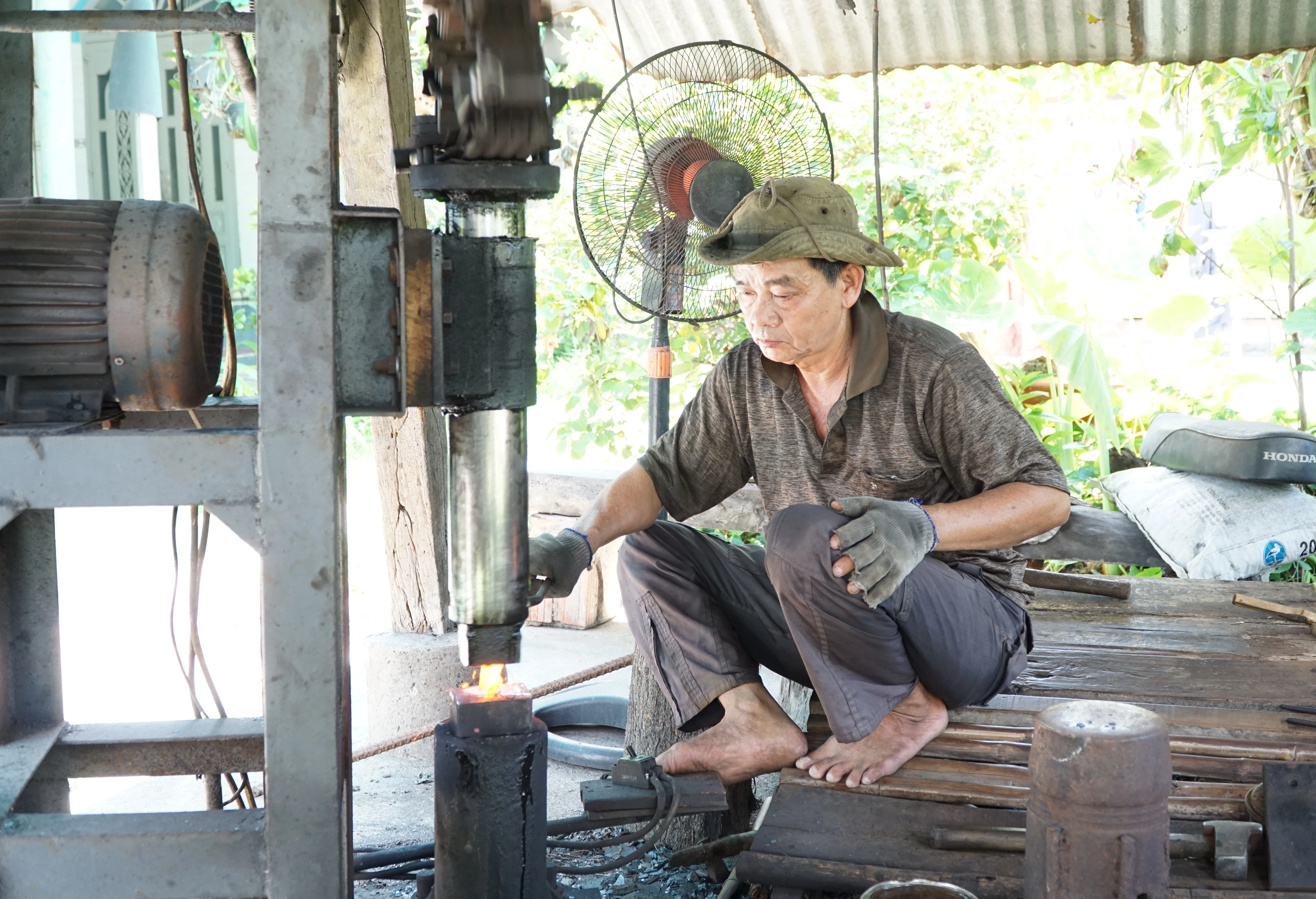 Lò rèn của ông Mót được hiện đại hoá giúp làm việc nhàn hơn.