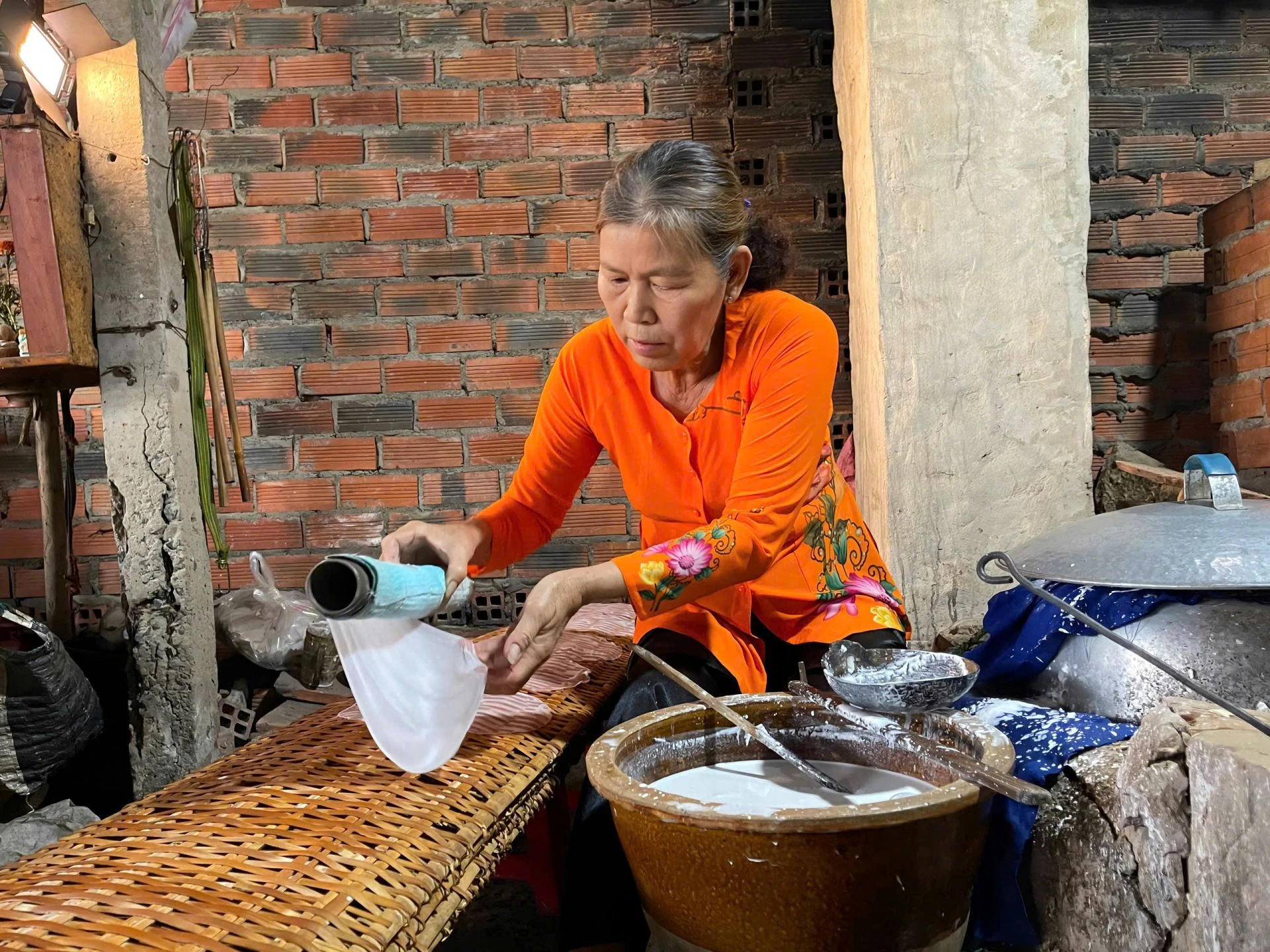 Nghệ nhân trình diễn nghề tráng bánh tráng.
