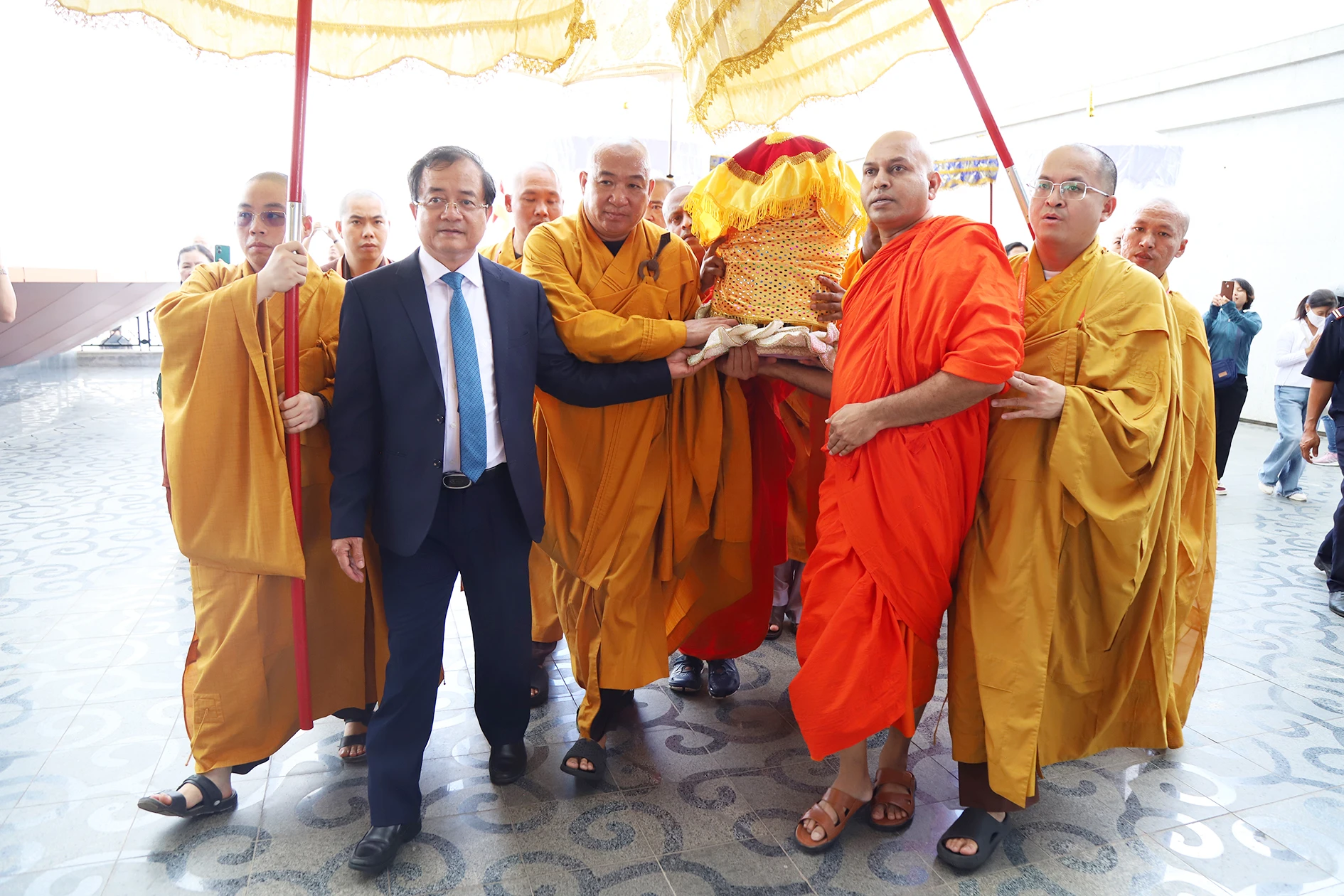 Ông Nguyễn Hồng Thanh- quyền Chủ tịch UBND tỉnh cùng các đại biểu cung thỉnh xá lợi Đức Phật lên an trí tại đỉnh núi Bà Đen