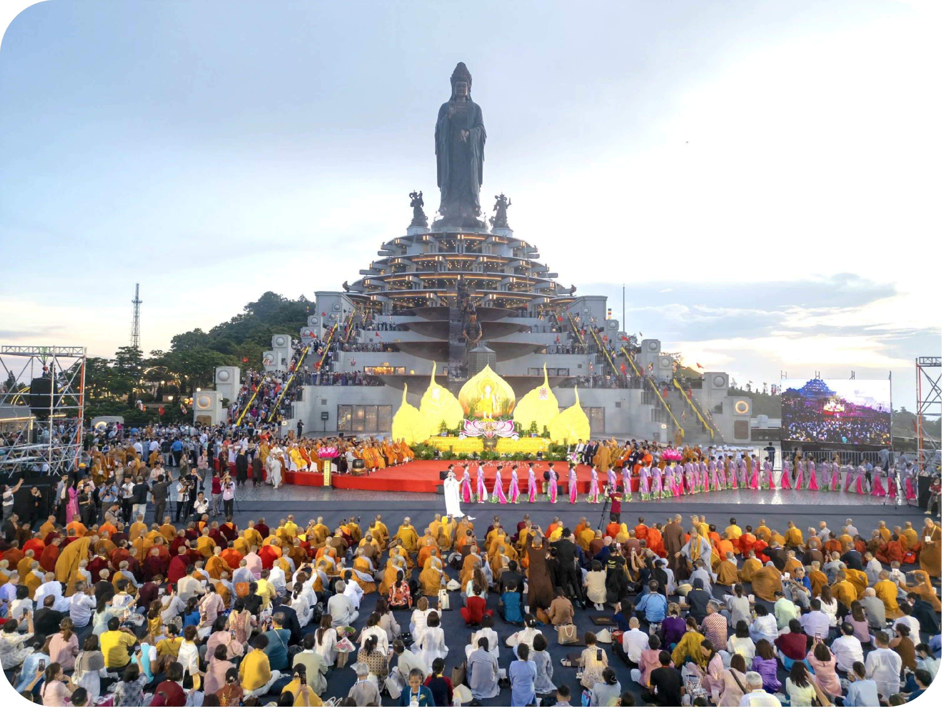 Trong khuôn khổ Vesak 2025, hàng ngàn người hội tụ về đỉnh núi Bà Đen trong đêm 8.5 để nguyện cầu cho hoà bình thế giới.