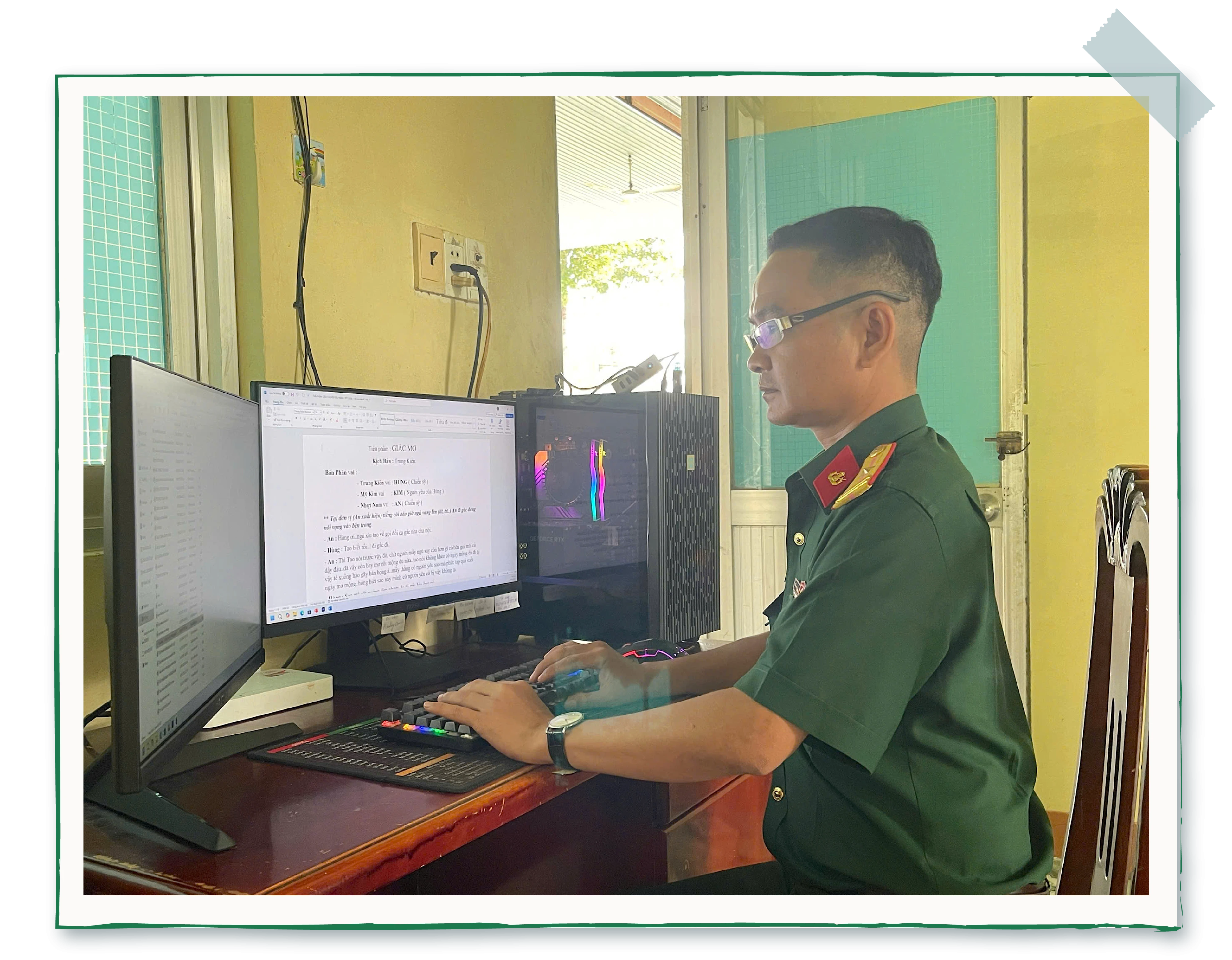 Thiếu tá quân nhân chuyên nghiệp Võ Trung Kiên viết tiểu phẩm chuẩn bị cho chương trình tuyên truyền pháp luật cho chiến sĩ mới.