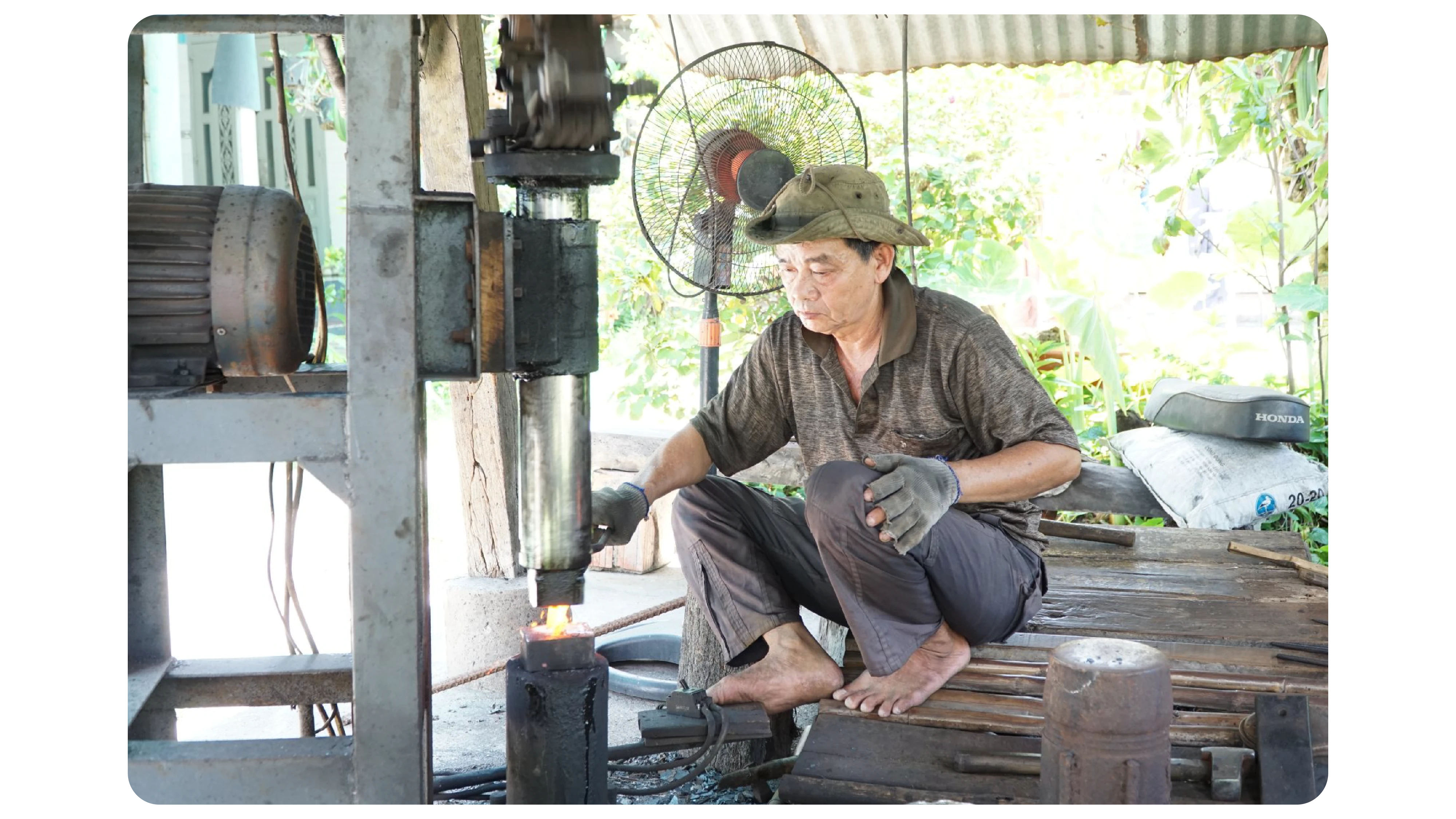 Lò rèn của ông Mót được hiện đại hoá giúp làm việc nhàn hơn.