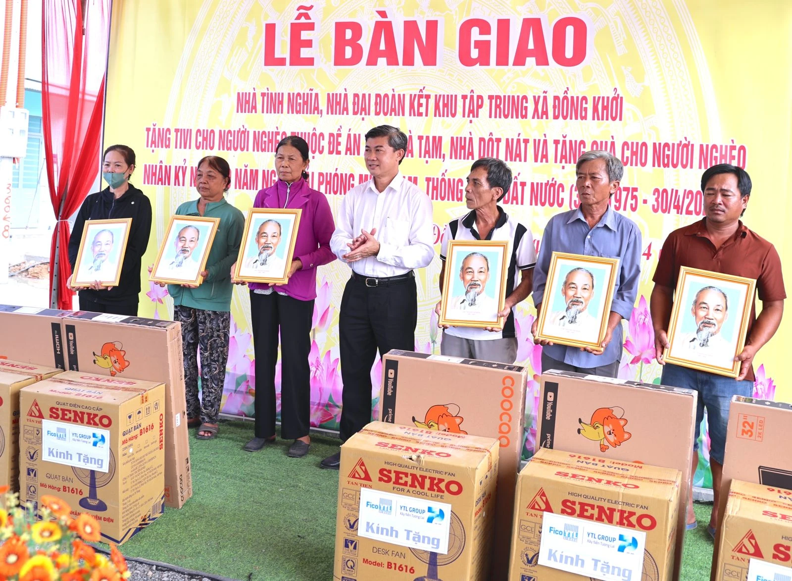Ông Trương Văn Hoàn- Bí thư Huyện uỷ Châu Thành trao quyết định trao nhà, ảnh Bác Hồ và quà tặng cho các hộ dân tại khu tập trung xã Đồng Khởi, huyện Châu Thành.