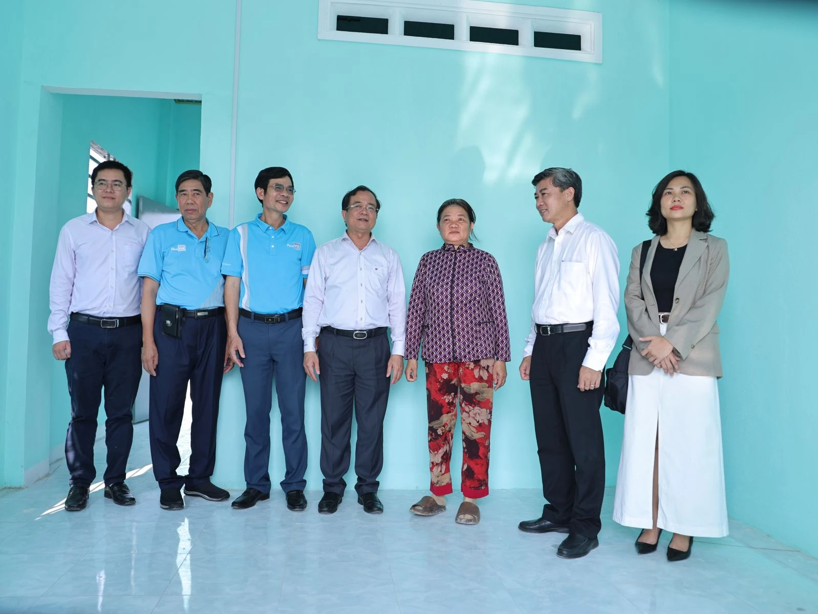 Lãnh đạo tỉnh, huyện và các đơn vị đồng hành tham quan nhà mới và thăm hỏi người dân được trao nhà.