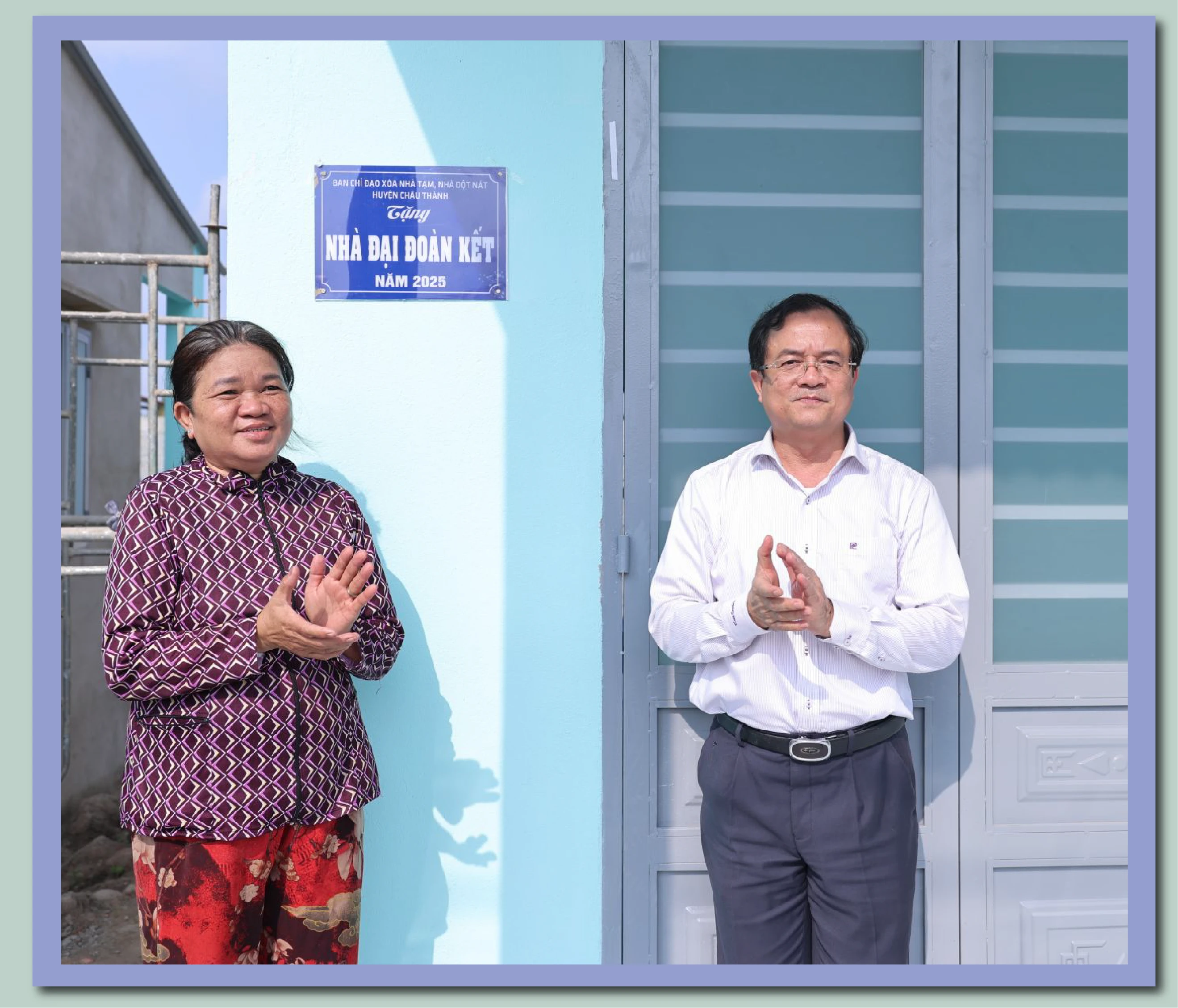 Quyền Chủ tịch UBND tỉnh Nguyễn Hồng Thanh thực hiện nghi thức mở bảng trao nhà cho hộ dân tại Khu tập trung xã Đồng Khởi, huyện Châu Thành.
