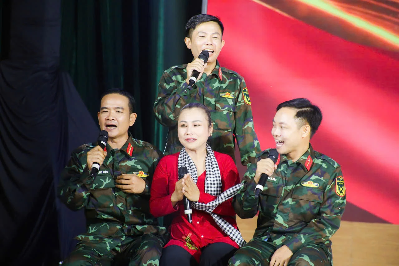 Thiếu tá quân nhân chuyên nghiệp Võ Trung Kiên (bên trái) tham gia Hội thi Dân vận khéo cấp Quân khu năm 2024.