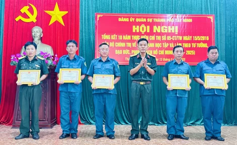 Học tập và làm theo Bác, xây dựng lực lượng vũ trang vững mạnh toàn diện