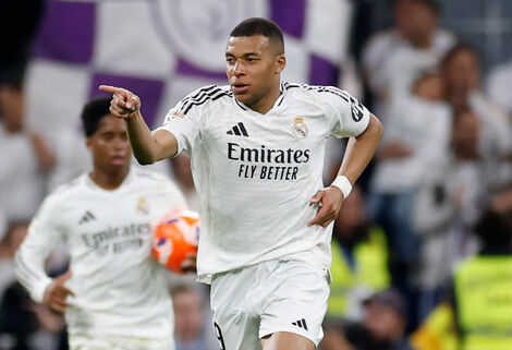 Mbappe lập công, Real Madrid khiến Barca chưa thể nâng cúp