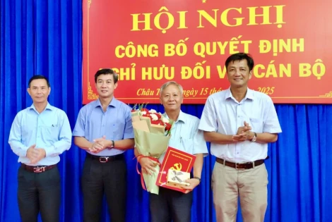 Châu Thành: Công bố quyết định nghỉ hưu đối với cán bộ