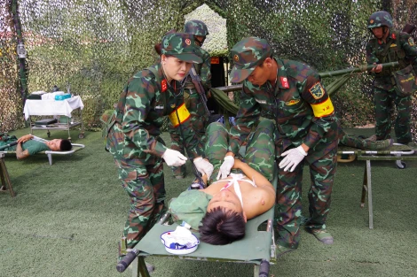 Một y sĩ Quân y tận tâm