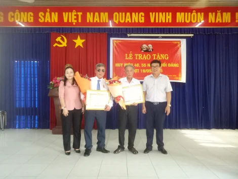 Phó Bí thư Thường trực Thị uỷ Trảng Bàng trao Huy hiệu 55, 40 năm tuổi Đảng