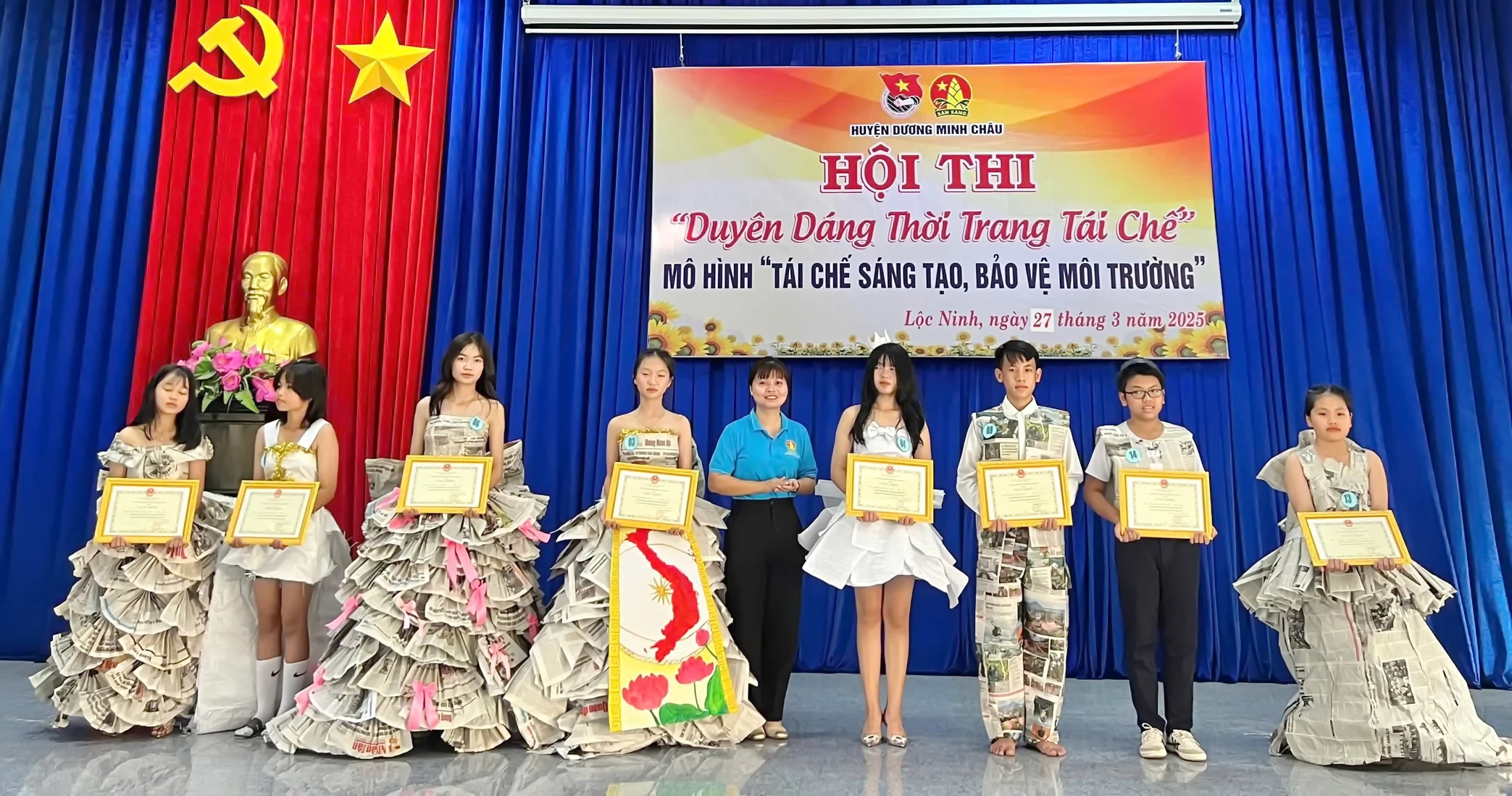 Các em học sinh xã Lộc Ninh, huyện Dương Minh Châu tham gia cuộc thi duyên dáng tái chế trong mô hình Tái chế sáng tạo - Bảo vệ môi trường.