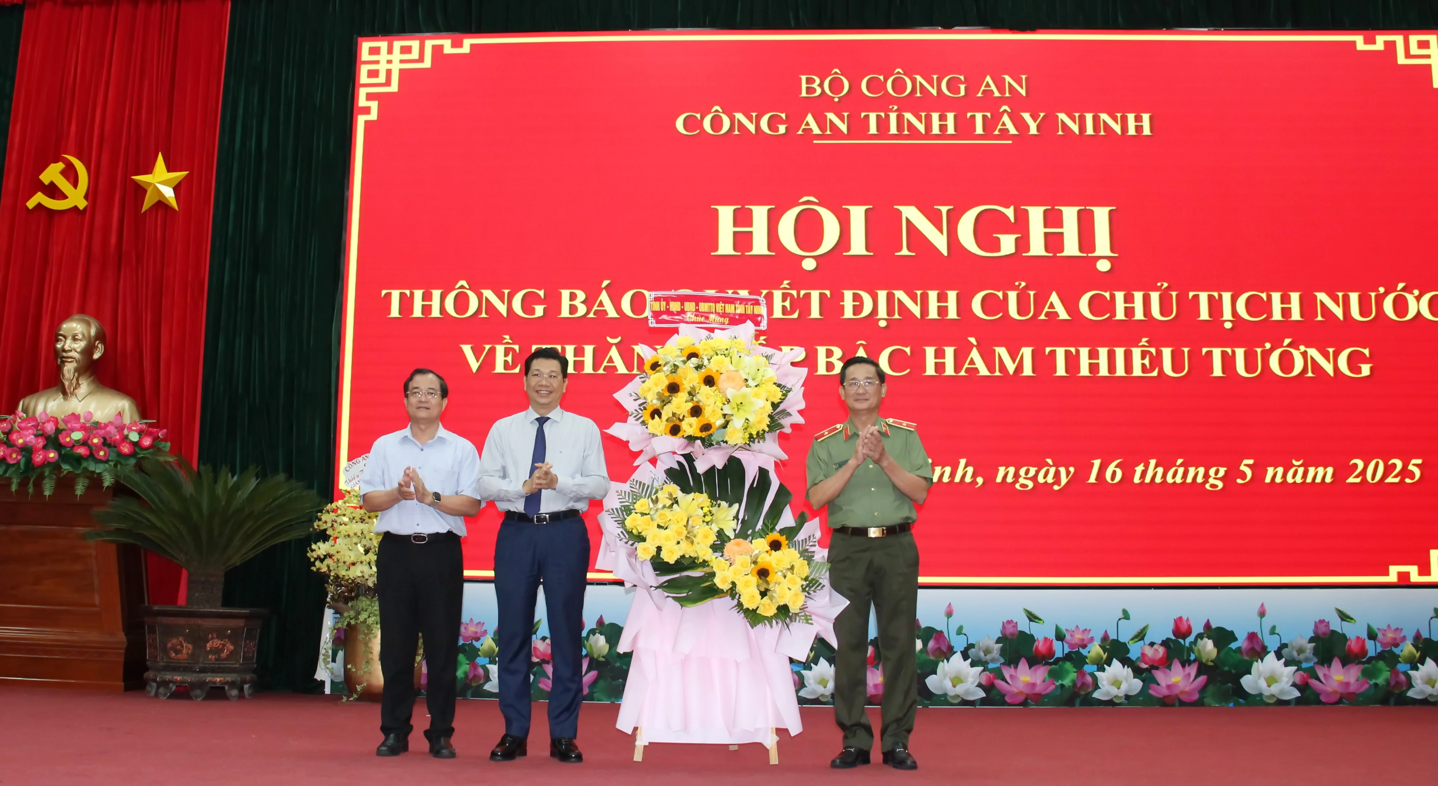 Ông Nguyễn Mạnh Hùng- Bí thư Tỉnh uỷ, Chủ tịch HĐND tỉnh và ông Nguyễn Hồng Thanh- quyền Chủ tịch UBND tỉnh tặng hoa chúc mừng Thiếu tướng Nguyễn Văn Trãi.