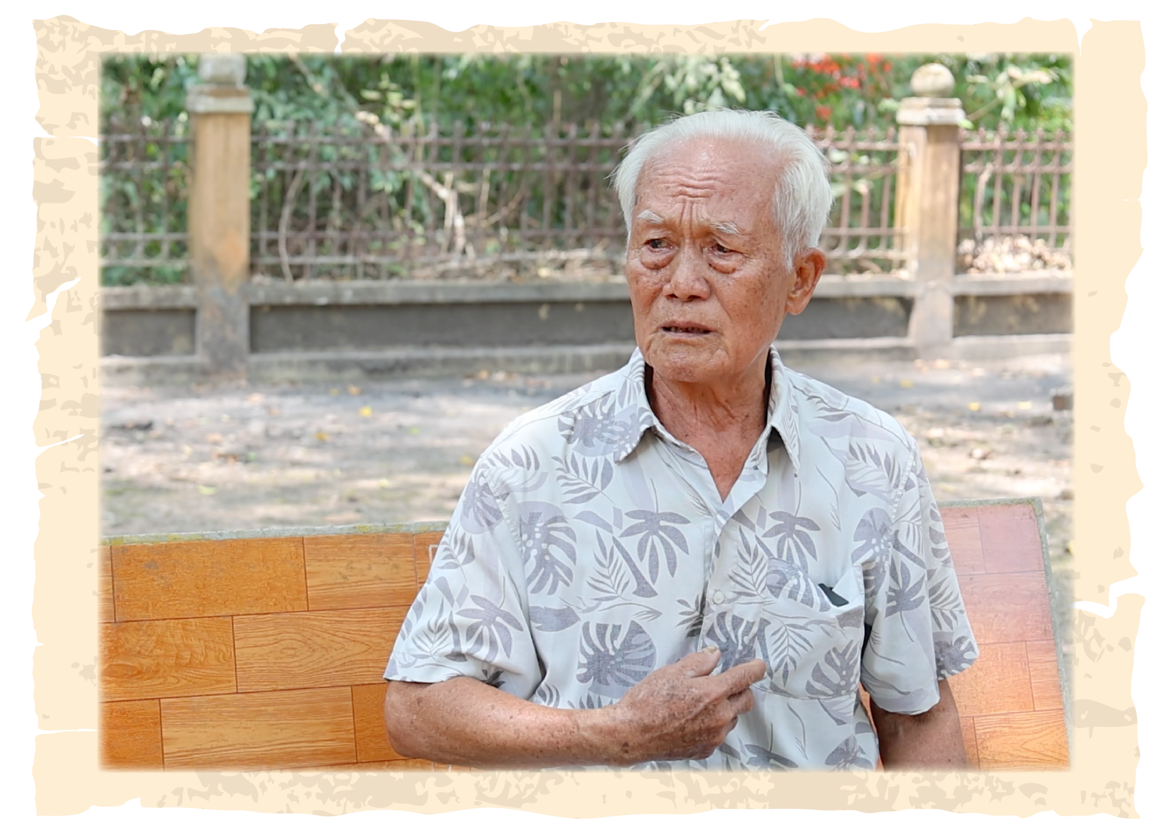 Ông Phạm Văn Quynh, nguyên Trưởng Ban Dân vận, nguyên Chủ tịch Uỷ ban Mặt trận Tổ quốc huyện Tân Biên xúc động kể về những năm tháng chiến tranh.
