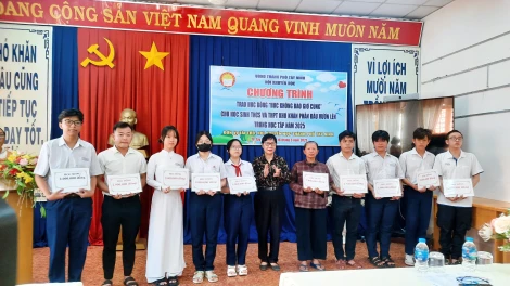 Hội Khuyến học Thành phố: Trao 40 suất học bổng “Học không bao giờ cùng”
