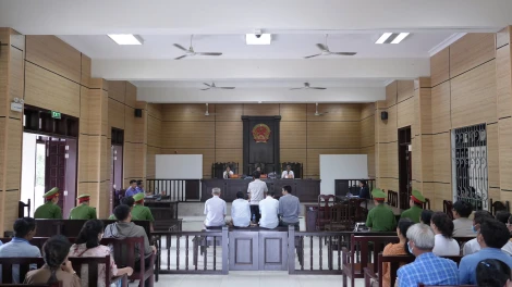 Không truy cứu nhóm buôn lậu xe, 5 cựu cán bộ ra toà