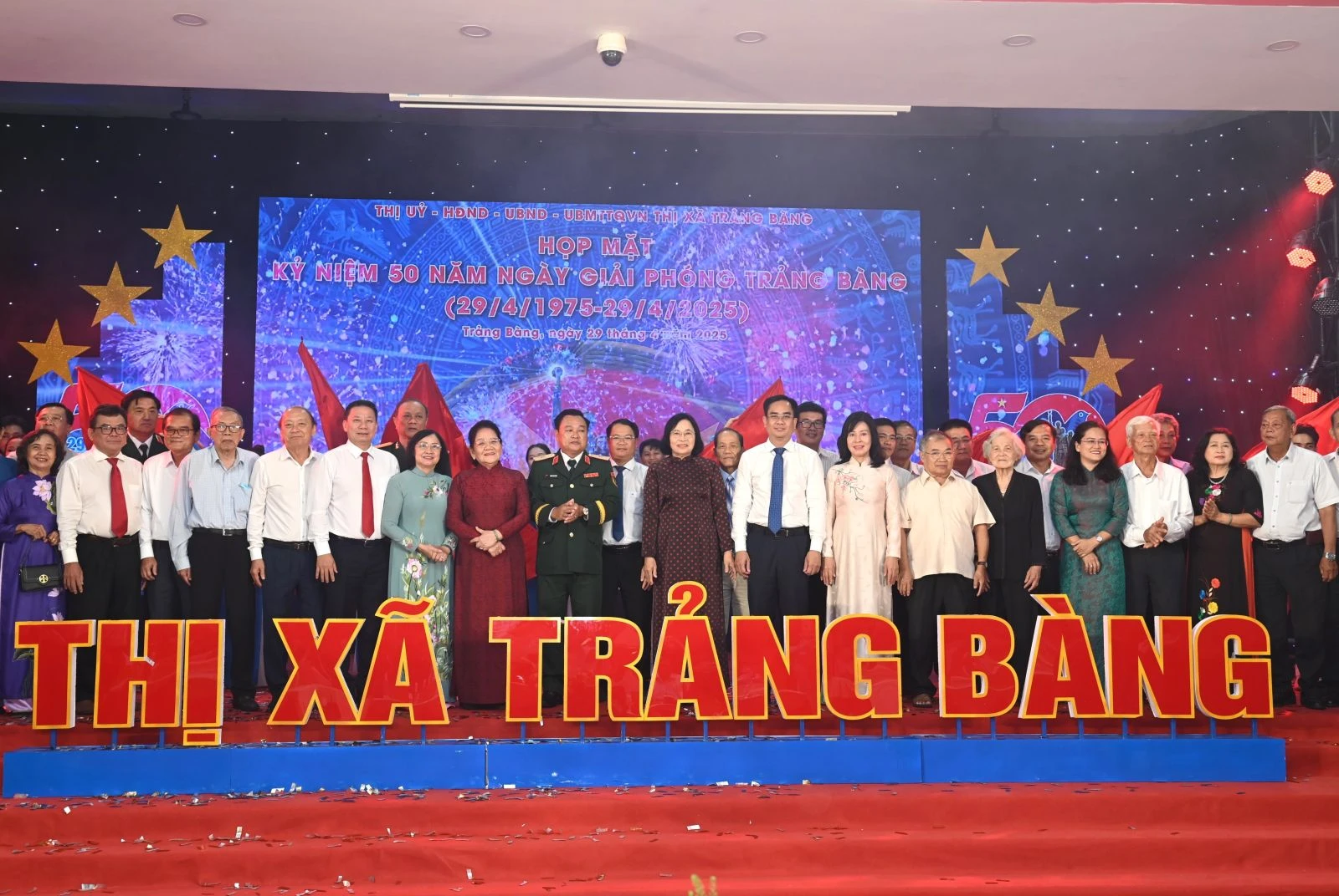 Các vị lãnh đạo Trung ương, lãnh đạo tỉnh chụp ảnh lưu niệm với lãnh đạo thị xã Trảng Bàng.