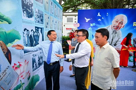 Báo Nhân Dân khai mạc triển lãm và ra mắt ấn phẩm đặc biệt kỷ niệm 135 năm Ngày sinh Chủ tịch Hồ Chí Minh