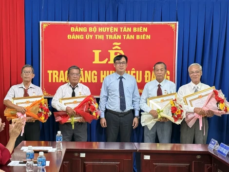 Tân Biên: Trao tặng Huy hiệu Đảng cho 4 đảng viên thuộc Đảng uỷ thị trấn