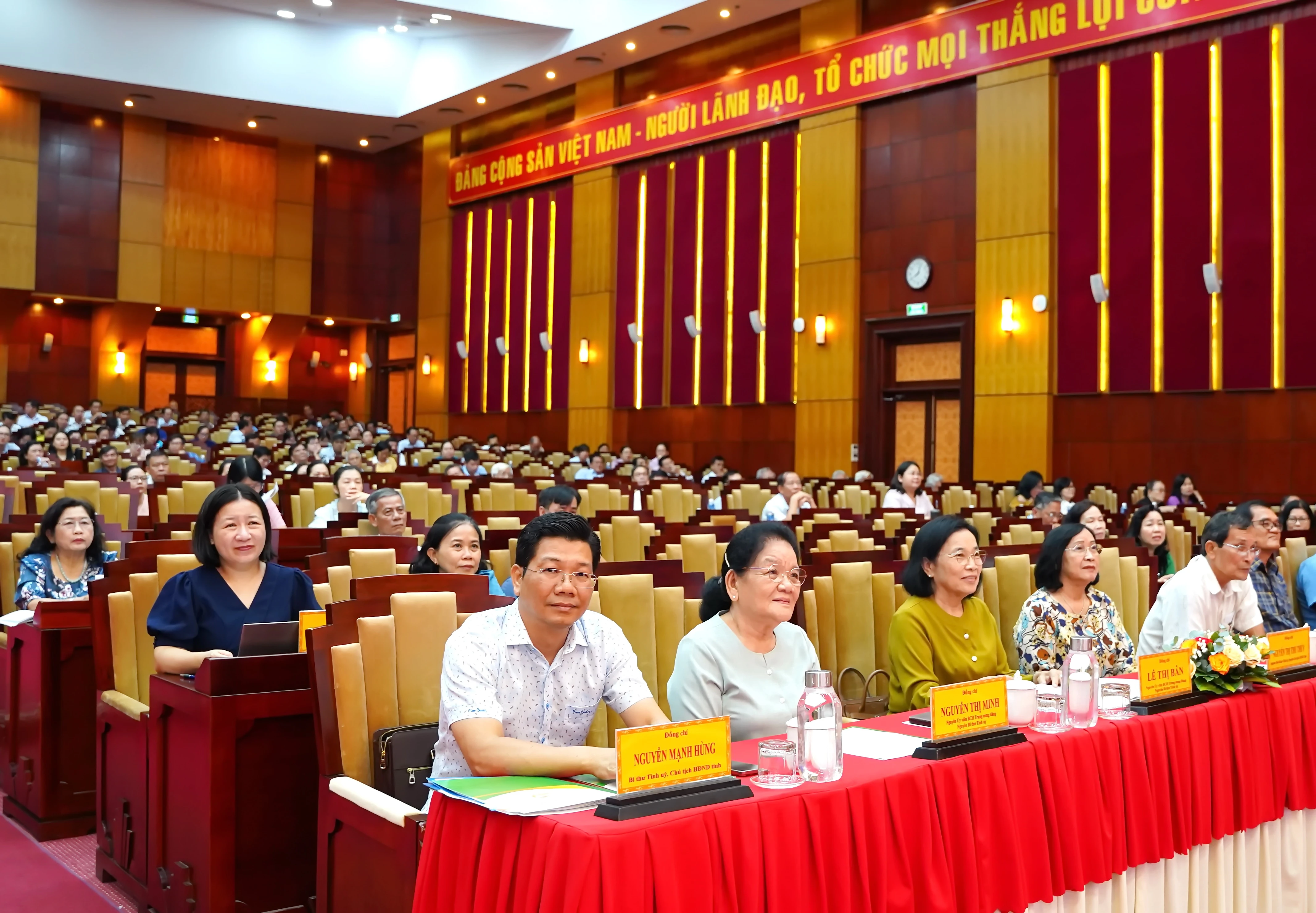 Các đồng chí lãnh đạo tỉnh, nguyên lãnh đạo tỉnh dự tại điểm cầu Tỉnh uỷ.