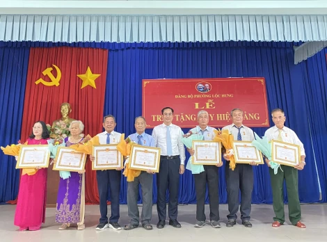 Bí thư Thị uỷ Trảng Bàng trao Huy hiệu Đảng cho 7 đảng viên