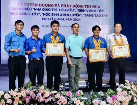 Phó Bí thư Đoàn trường làm theo lời Bác