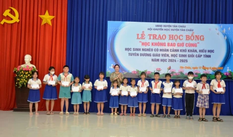 Tân Châu: Trao học bổng “Học không bao giờ cùng”