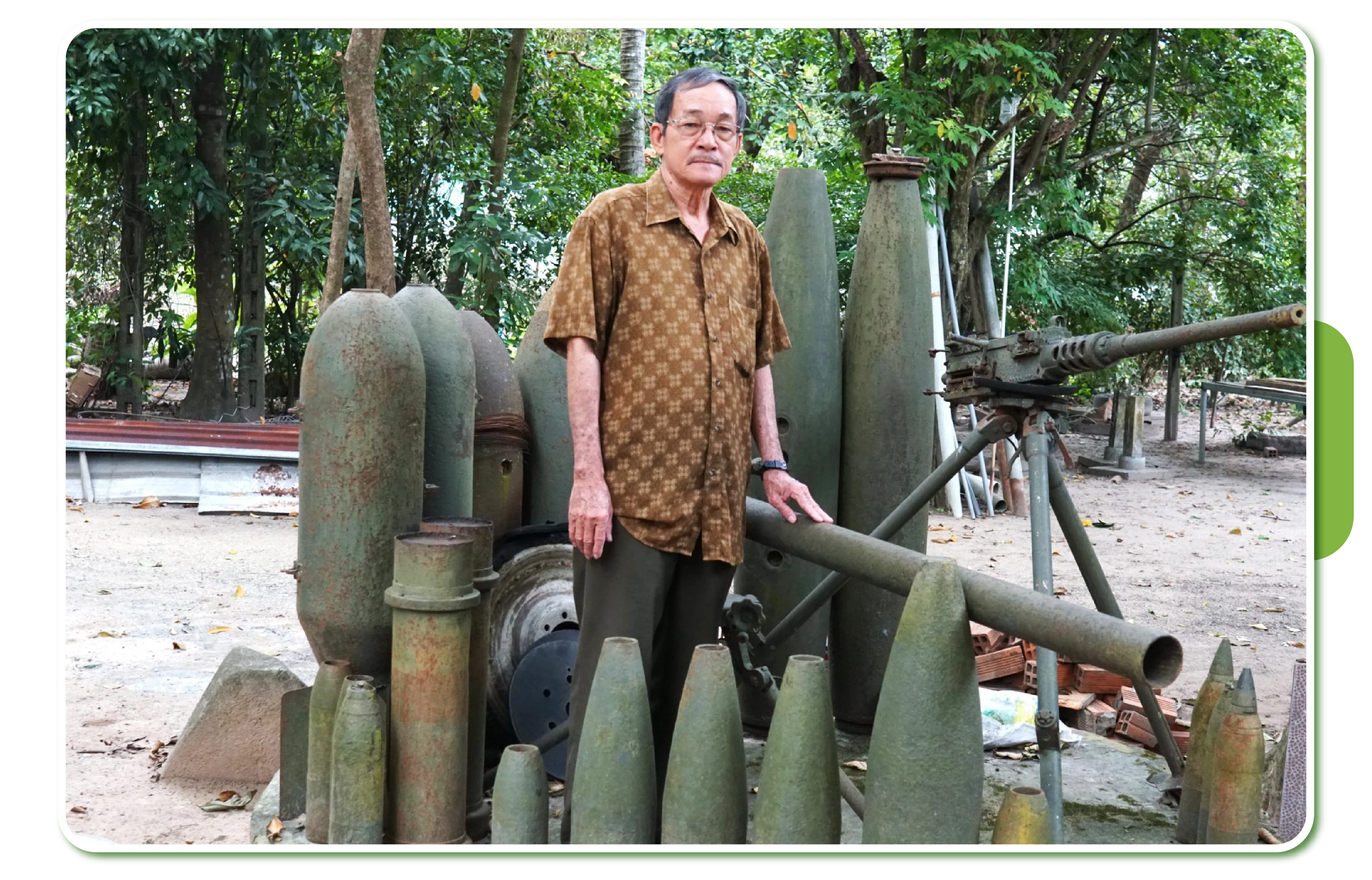 Ông Lê Văn Hồng bên những loại vũ khí một thời cày xới quê hương