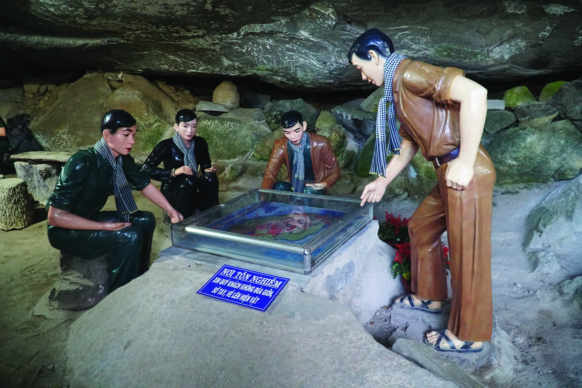Hình ảnh phục dựng tái hiện hoạt động thời kháng chiến trong động Kim Quang.