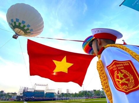 Xúc động cờ Tổ quốc hơn 2.000 m2 tung bay trên Quảng trường Hồ Chí Minh