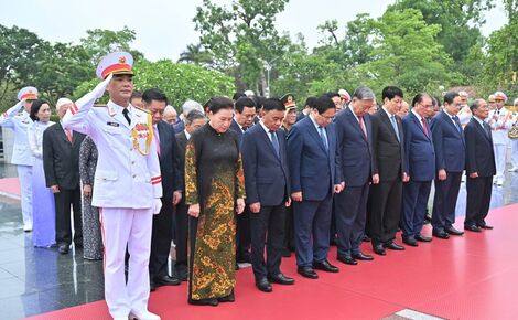 Kỷ niệm 135 năm Ngày sinh Chủ tịch Hồ Chí Minh: Lãnh đạo Đảng, Nhà nước vào Lăng viếng Bác