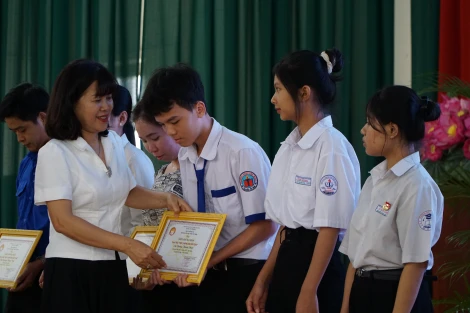 50 cá nhân nhận học bổng “Học không bao giờ cùng”