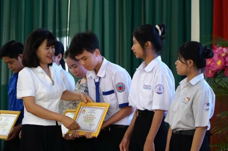 Video-50 cá nhân vinh dự nhận học bổng Không bao giờ cùng