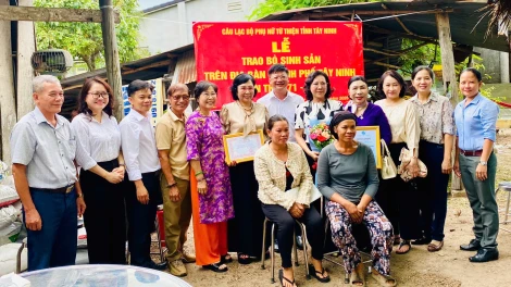 Câu lạc bộ Phụ nữ từ thiện tỉnh Tây Ninh trao tặng bò sinh sản cho phụ nữ có hoàn cảnh khó khăn