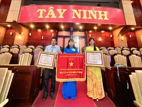 Vinh dự được Chính phủ tặng cờ “Đơn vị xuất sắc trong phong trào thi đua, năm học 2023-2024”
