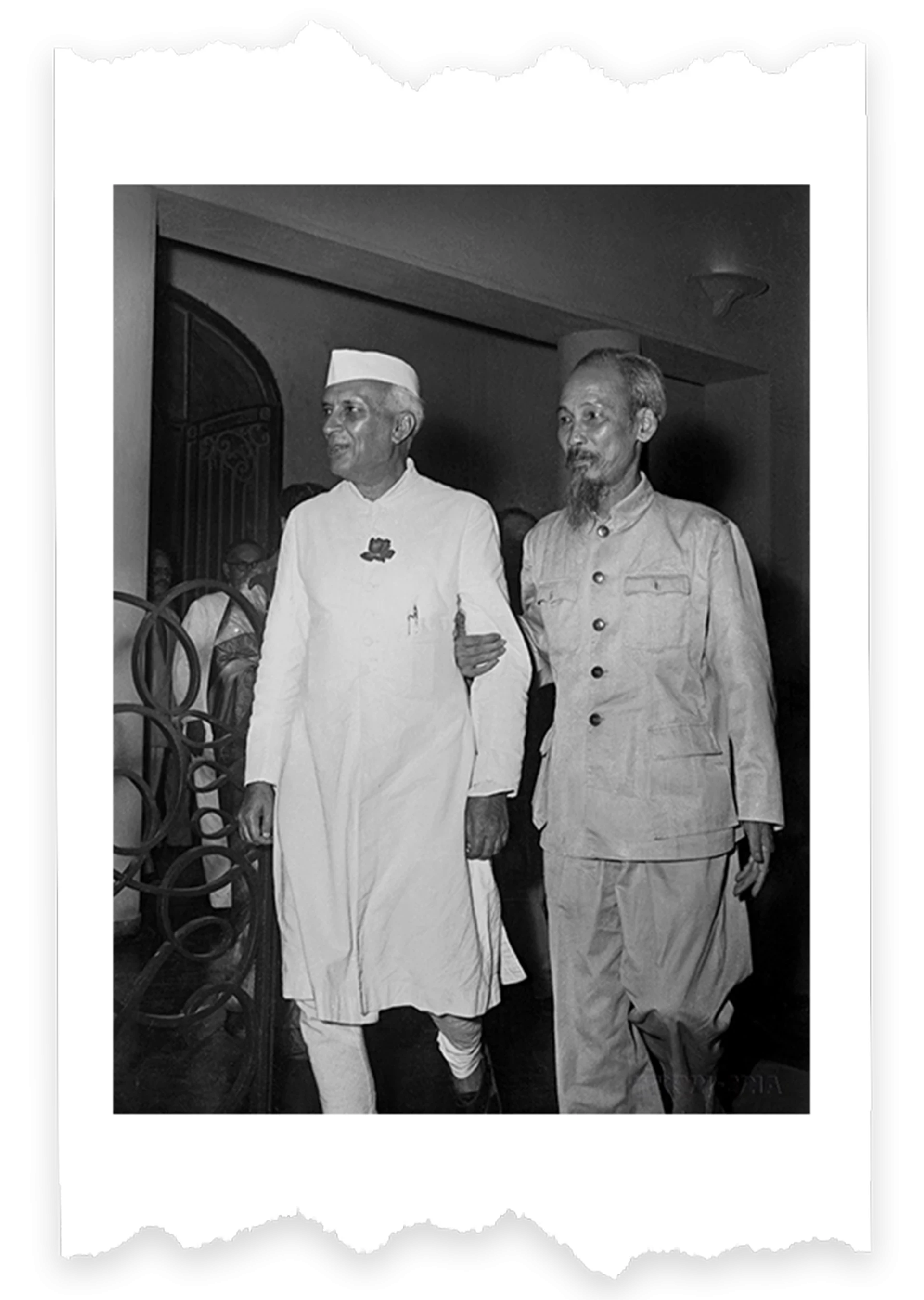 Chủ tịch Hồ Chí Minh tiếp thân mật Thủ tướng Ấn Độ Jawaharlal Nehru thăm hữu nghị Việt Nam (17.10.1954) ngay khi Hà Nội vừa được giải phóng. Ảnh: TTXVN