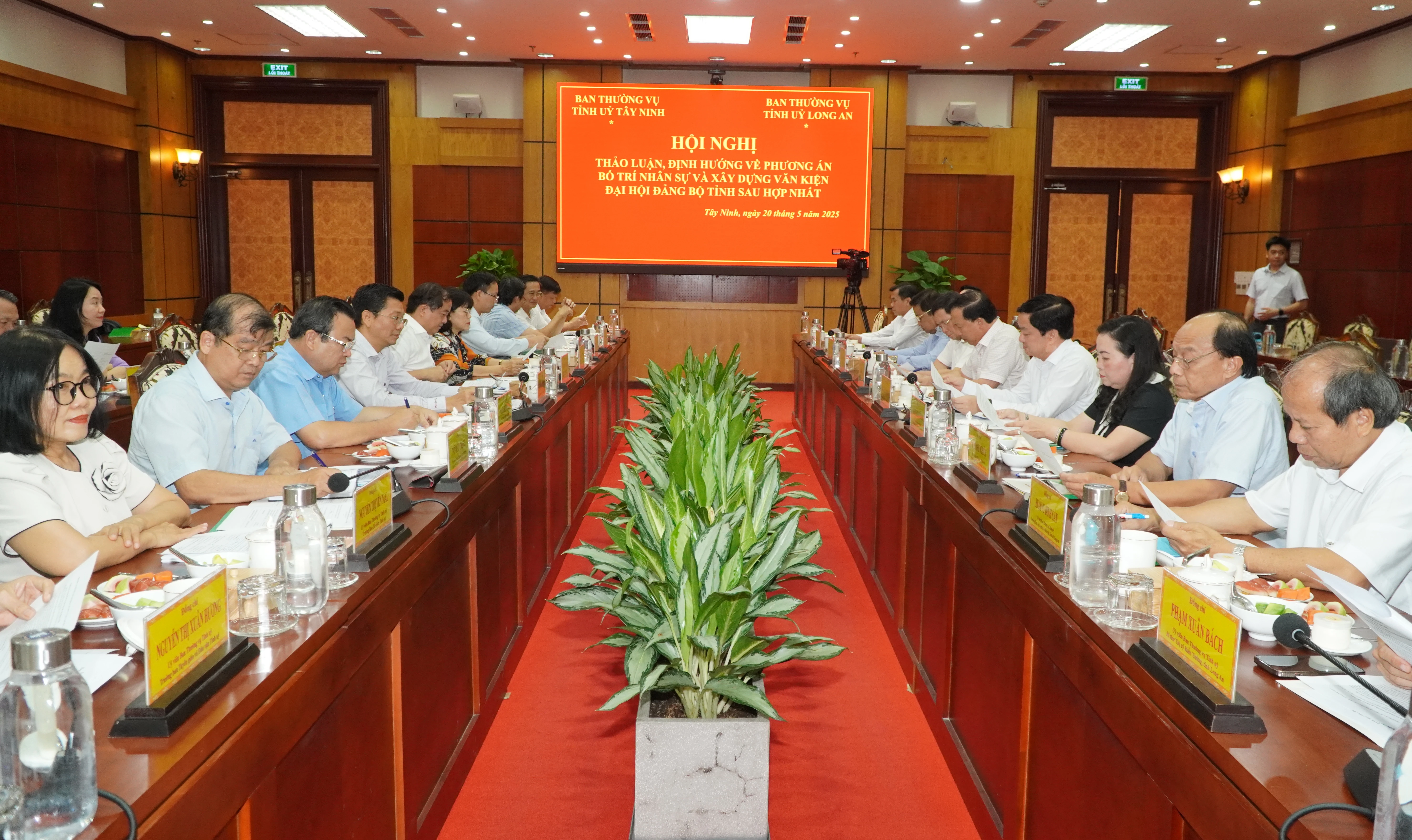 Toàn cảnh buổi làm việc giữa Ban Thường vụ Tỉnh uỷ Tây Ninh và Ban Thường vụ Tỉnh uỷ Long An.