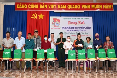 Bộ Chỉ huy Bộ đội Biên phòng tỉnh Tây Ninh: Tặng quà xã Suối Ngô