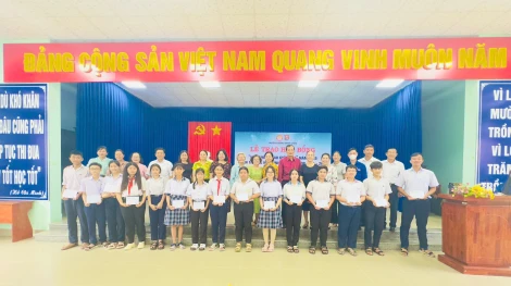 Huyện Dương Minh Châu: Trao học bổng “Học không bao giờ cùng” và khen thưởng học sinh giỏi