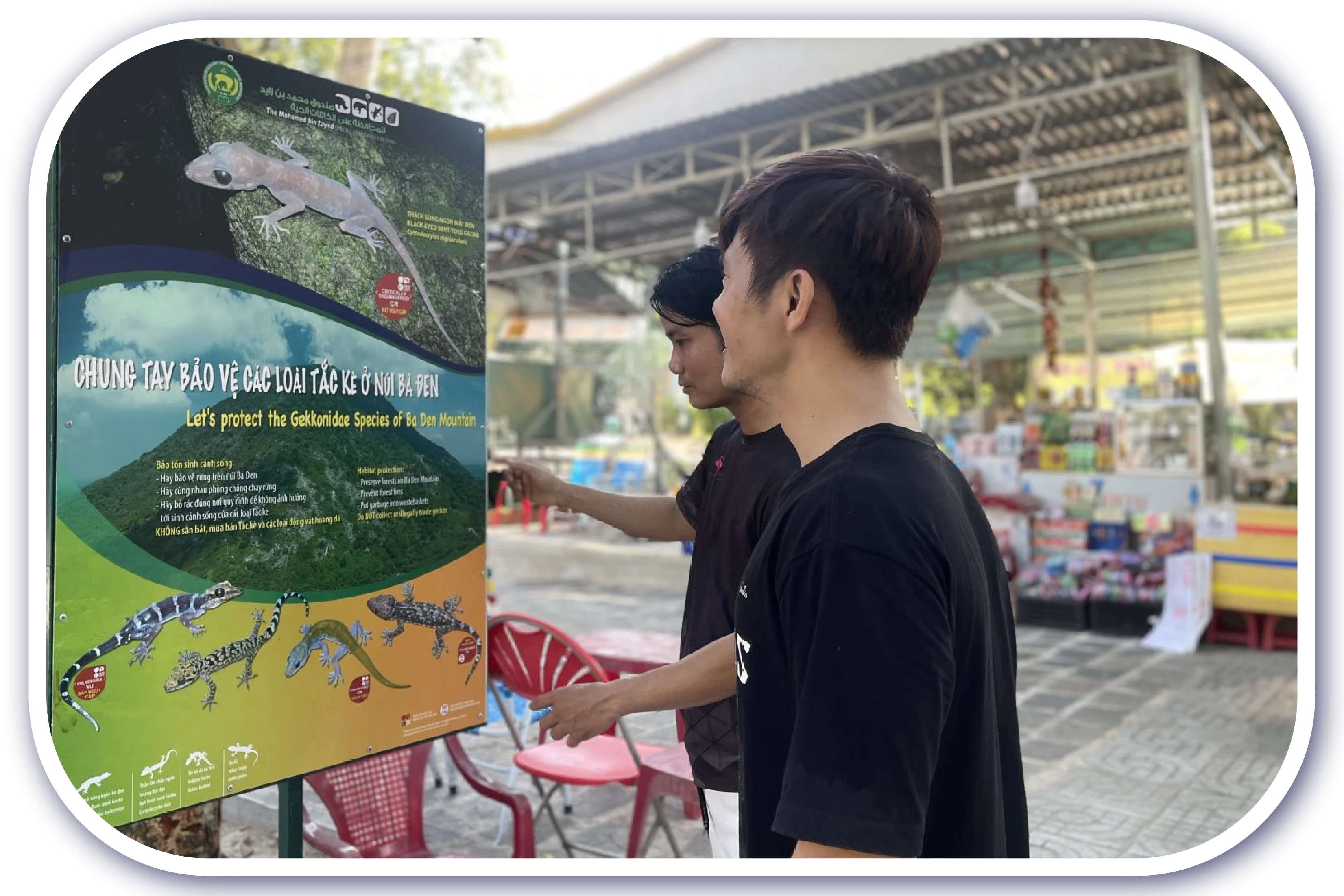 Nhiều du khách quan tâm hoạt động bảo vệ động vật hoang dã trên núi.