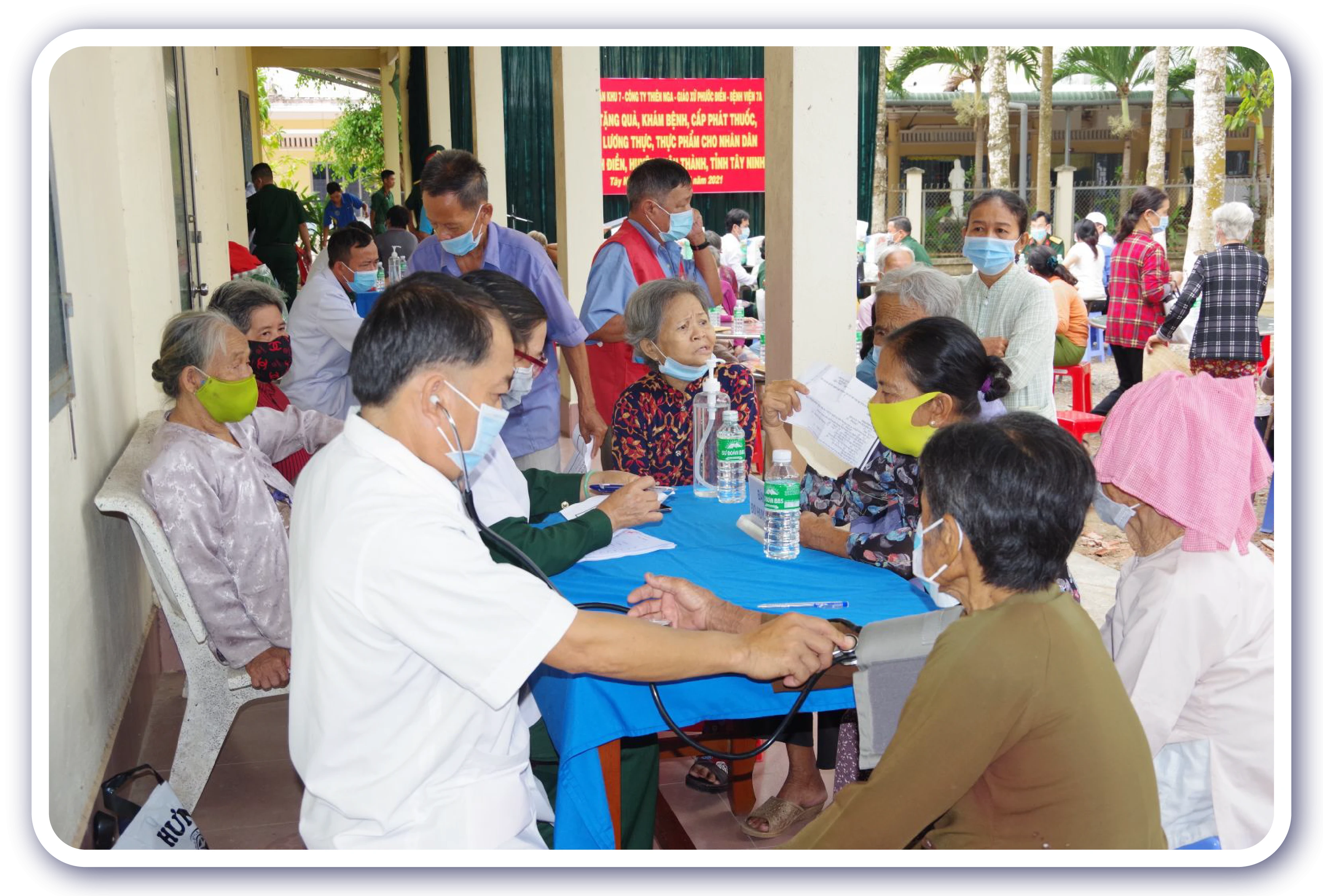 Ngành y Sư đoàn 5 khám bệnh, cấp thuốc miễn phí cho người dân.