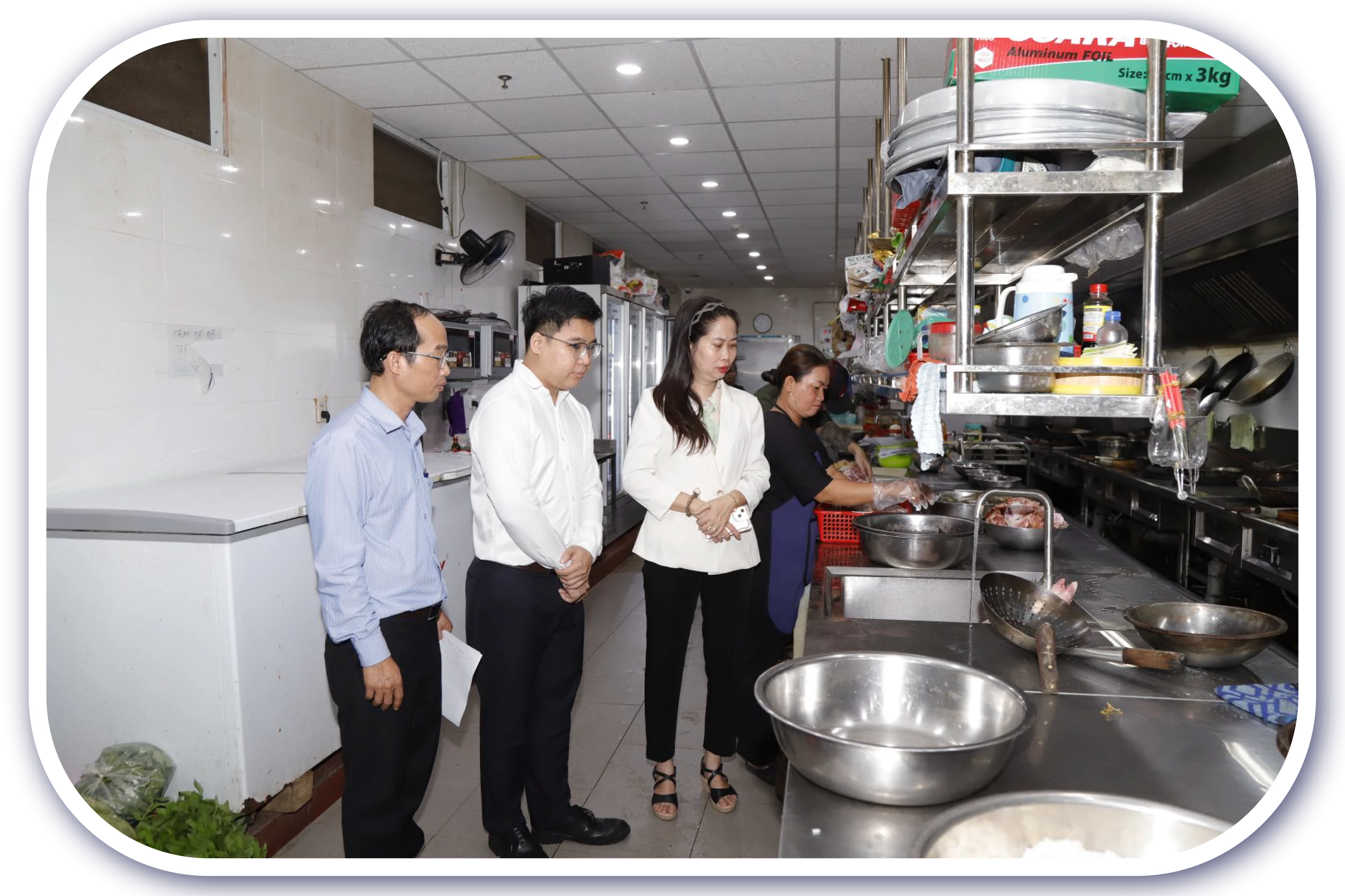 Bà Trần Thị Huy Hoàng- Phó Giám đốc Sở Văn hoá, Thể thao và Du lịch cùng đoàn công tác kiểm tra Quy tắc ứng xử văn minh du lịch tại các địa điểm trên địa bàn thành phố Tây Ninh.