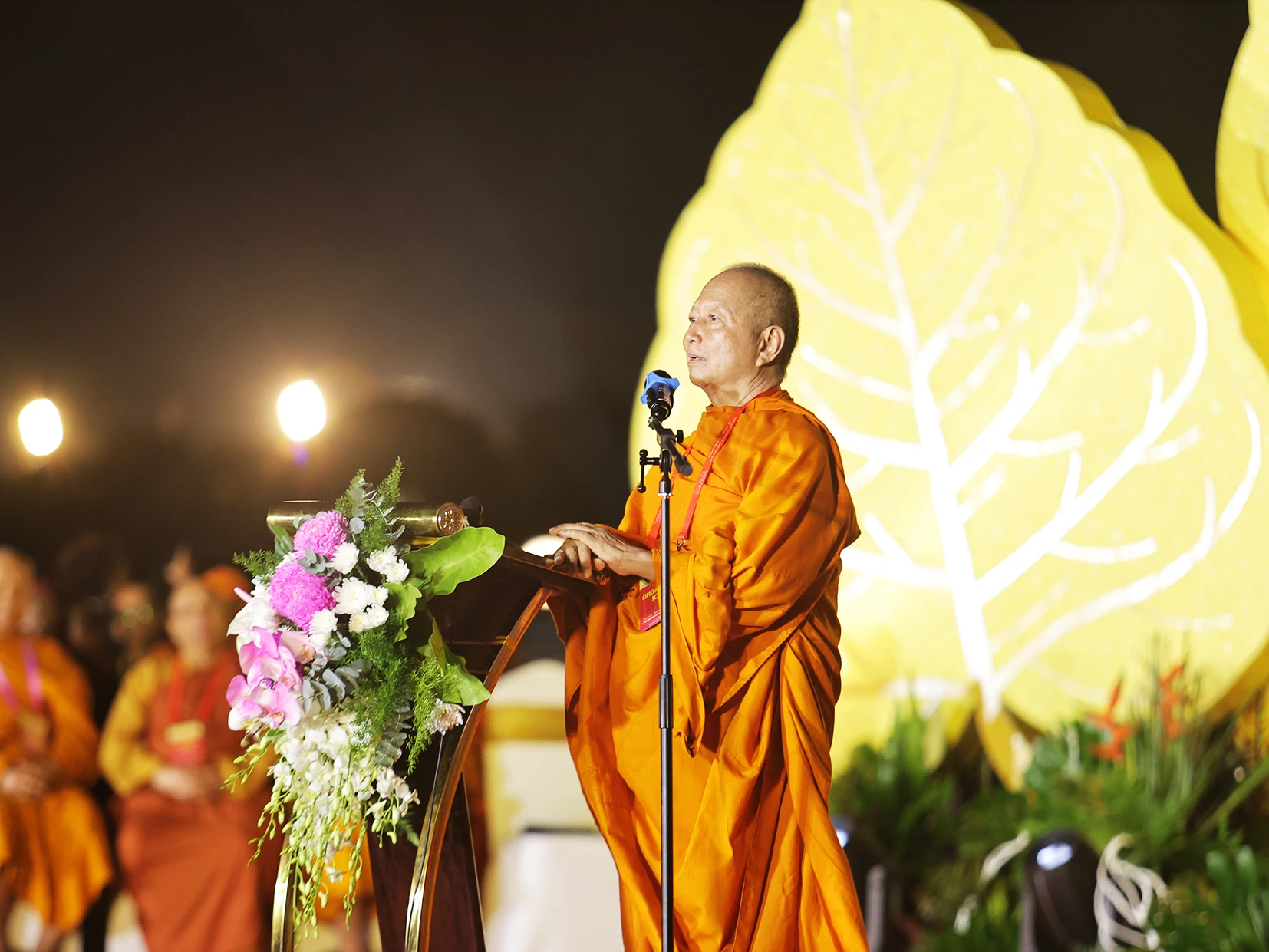 Hòa thượng Giáo sư, Tiến sỹ Phra Brahmapundit (đến từ Thái Lan)- Chủ tịch Ủy ban Tổ chức quốc tế Đại lễ Vesak Liên hợp quốc phát biểu tại lễ thắp nến cầu nguyện hoà bình thế giới trên đỉnh núi Bà Đen