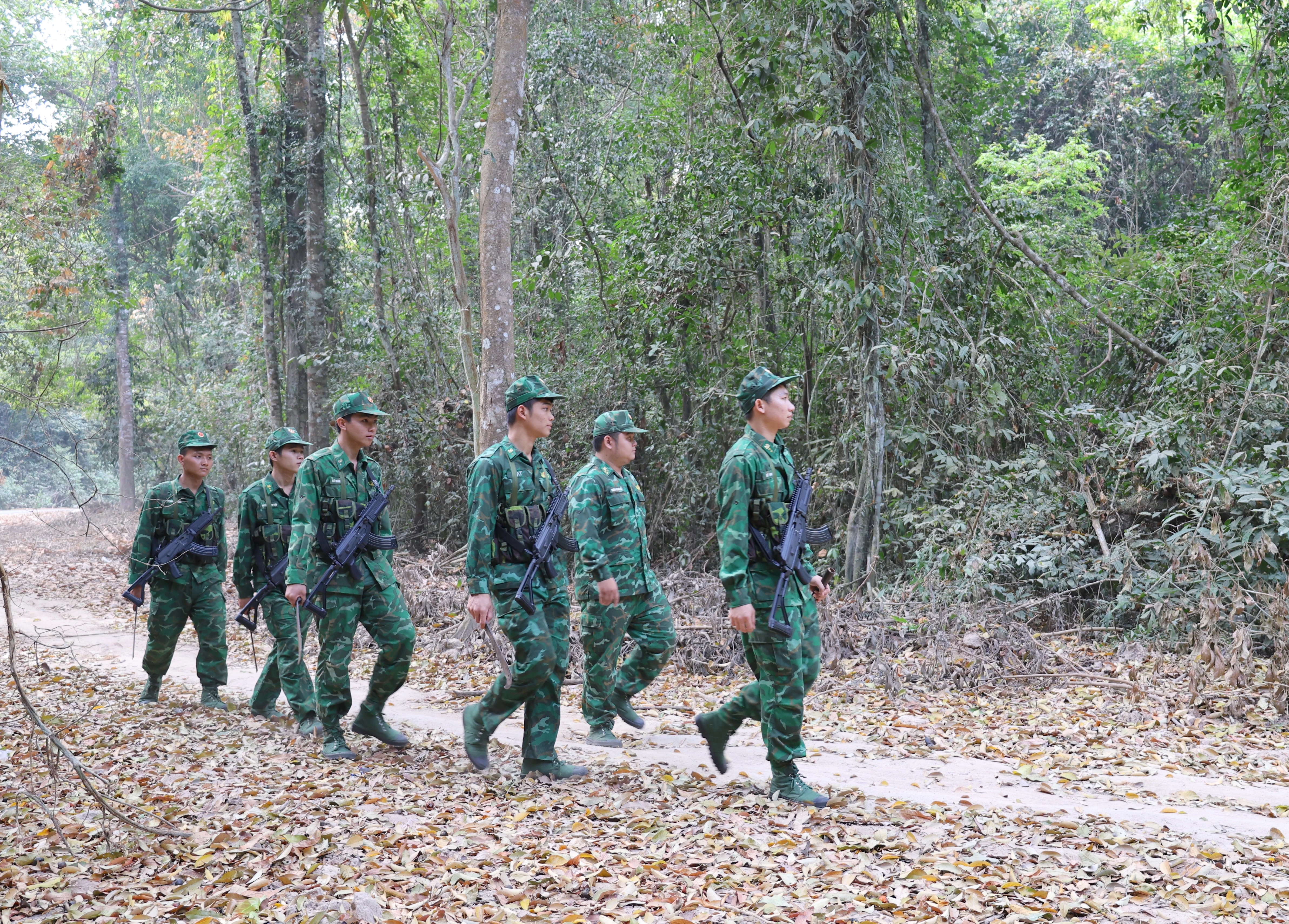 Cán bộ, chiến sĩ Đồn Biên phòng Cửa khẩu Quốc tế Xa Mát đi tuần tra.