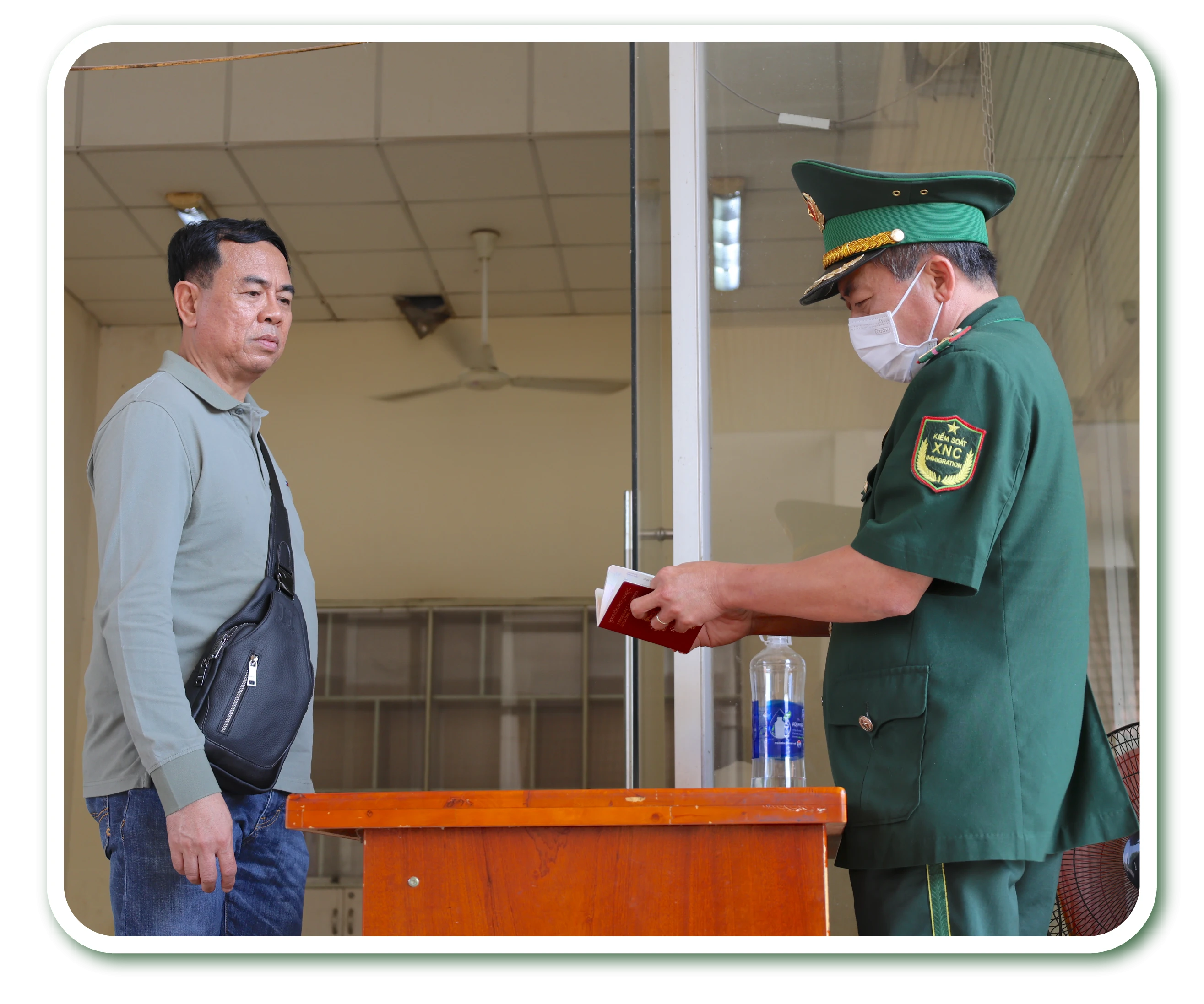 Cán bộ biên phòng làm nhiệm vụ kiểm soát xuất nhập cảnh tại Cửa khẩu Quốc tế Xa Mát.