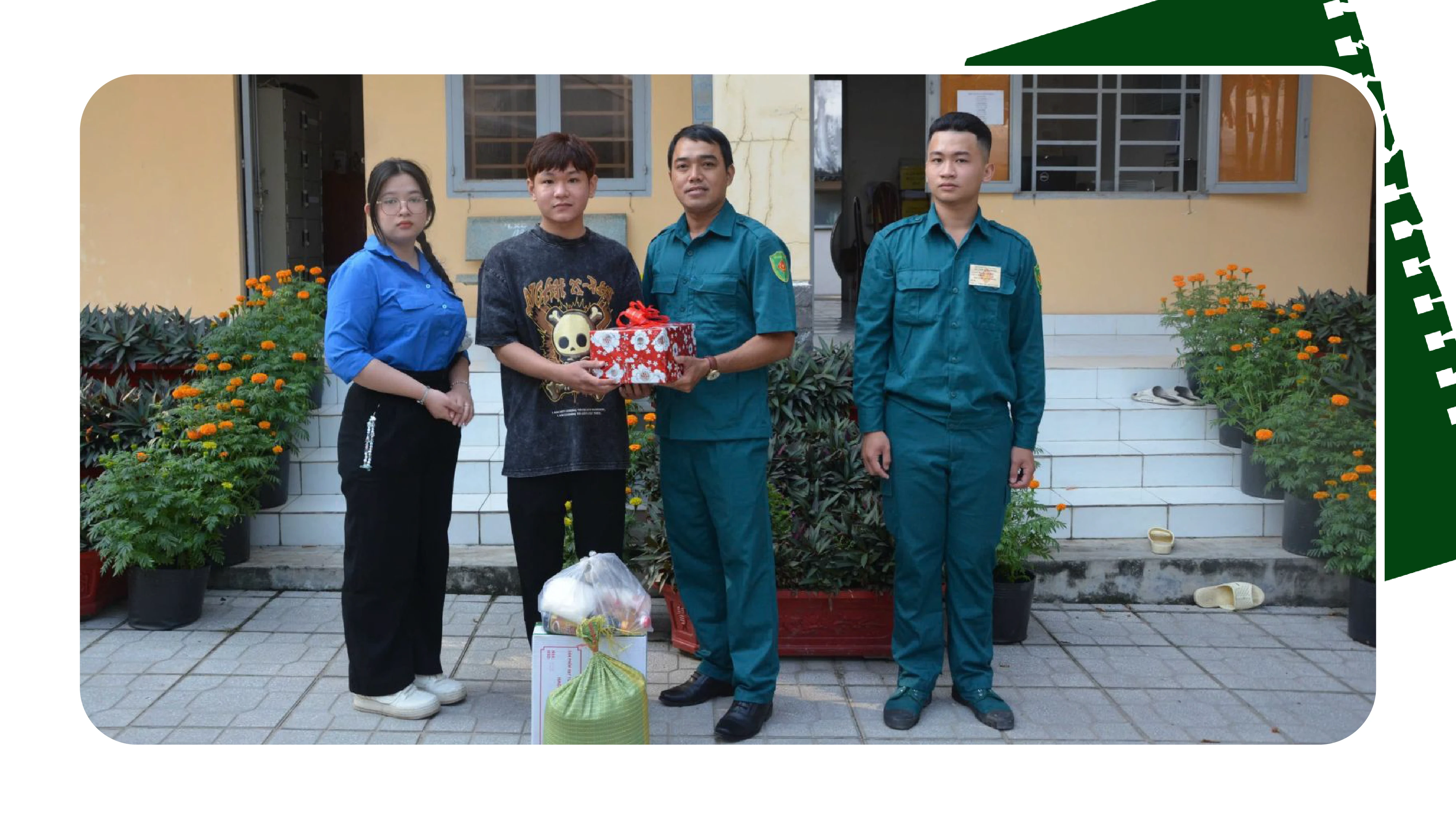 Tặng quà, động viên thanh niên trước khi lên đường nhập ngũ.