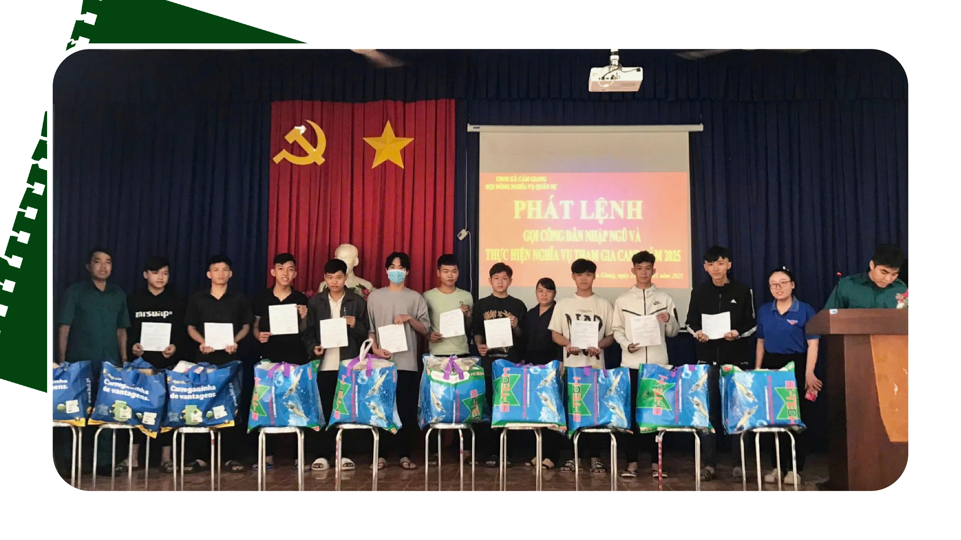 Tặng quà và phát lệnh gọi công dân nhập ngũ năm 2025.
