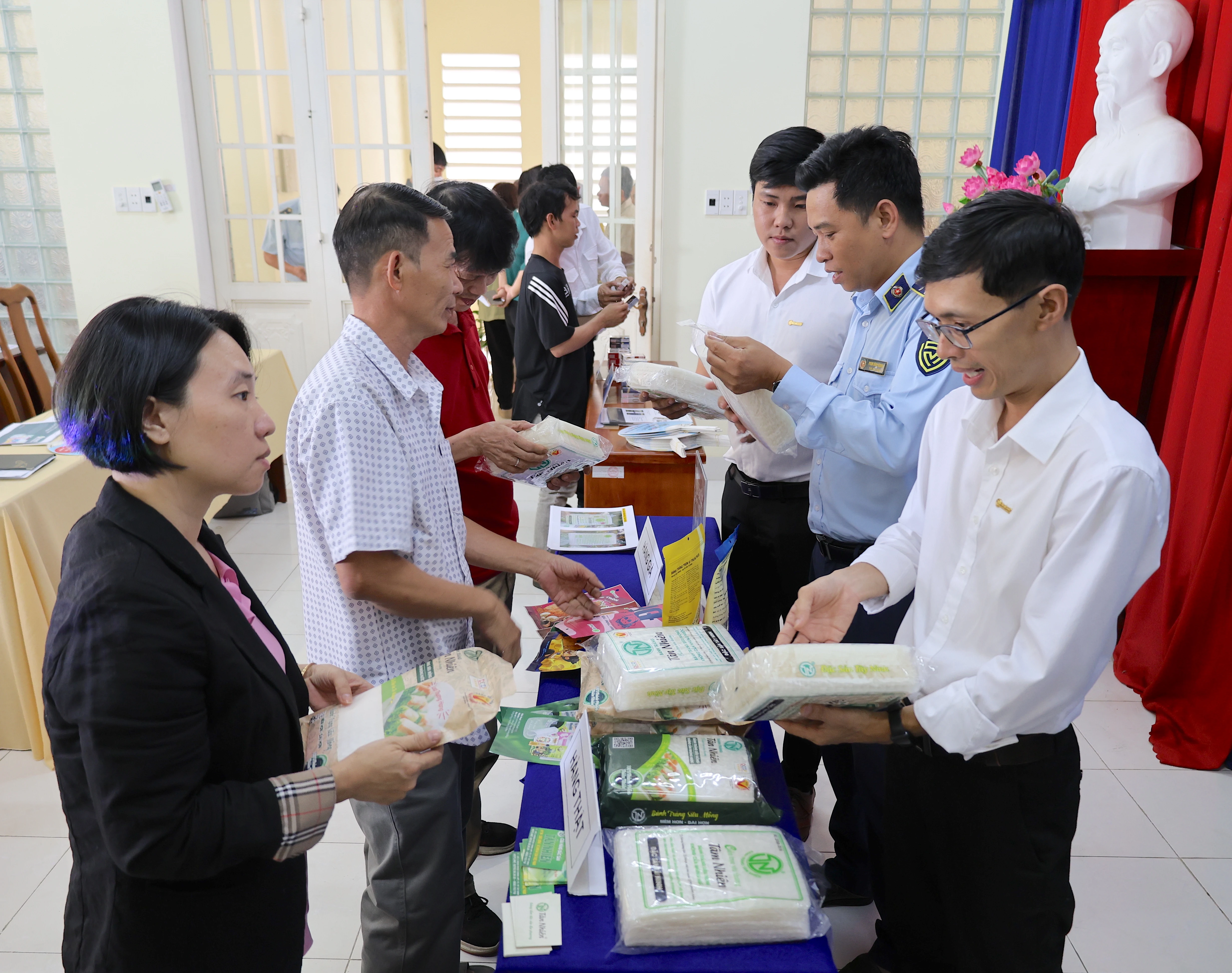 Đại diện Công ty TNHH Tân Nhiên hướng dẫn cách phân biệt sản phẩm giả mạo thương hiệu bánh tráng Tân Nhiên.
