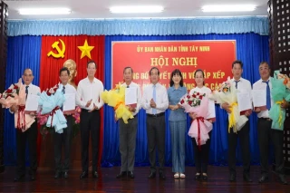 UBND tỉnh công bố quyết định về sắp xếp tổ chức bộ máy và công tác cán bộ